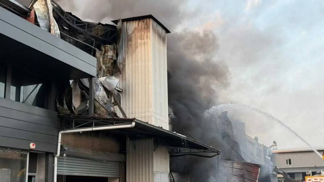 Adana’da Hırdavat Dükkanında Başlayan Yangın Ticaret Merkezini Sardı! 3